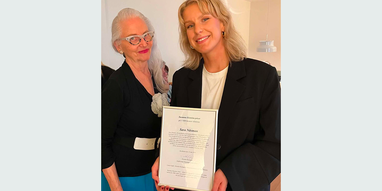 Pressmeddelande Susanna Ekström-priset Sara Näsman hållandes sitt diplom (t.h.) tillsammans med Elisabet Reslegård, Läsrörelsens ordförande (t.v.)