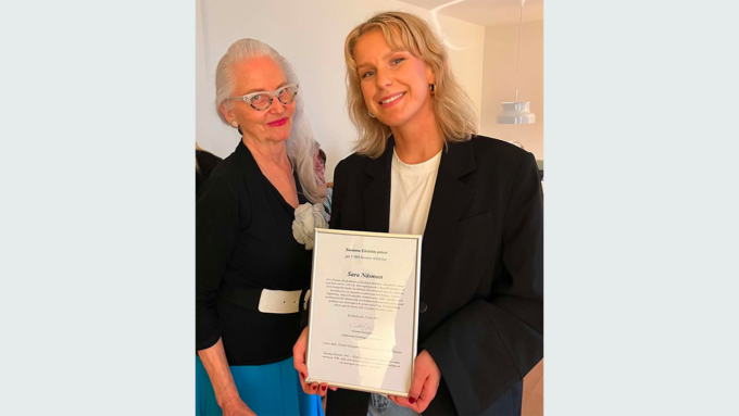 Sara Näsman hållandes sitt diplom (t.h.) tillsammans med Elisabet Reslegård, Läsrörelsens ordförande (t.v.)